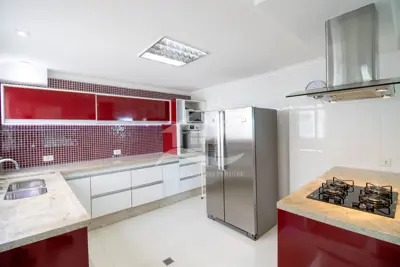 Apartamento - Cobertura com 3 dormitórios (sendo 1 suite(s)) a 600,00 metros praia.