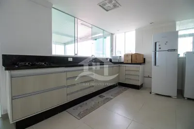 Apartamento - Cobertura com 3 dormitórios (sendo 1 suite(s)) a 600,00 metros praia.