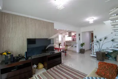 Apartamento - Cobertura com 3 dormitórios (sendo 1 suite(s)) a 600,00 metros praia.