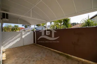 Casa - Assobradada com 3 dormitórios (sendo 1 suite(s)) a 2000,00 metros praia.