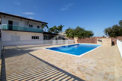 Casa - Assobradada com 3 dormitórios (sendo 1 suite(s)) a 2000,00 metros praia.