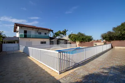 Casa - Assobradada com 3 dormitórios (sendo 1 suite(s)) a 2000,00 metros praia.