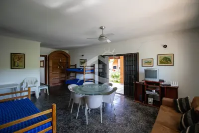 Casa - Sobrado com 6 dormitórios (sendo 4 suite(s)) a 600,00 metros praia.