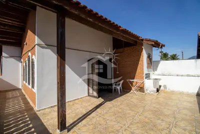 Casa - Sobrado com 6 dormitórios (sendo 4 suite(s)) a 600,00 metros praia.