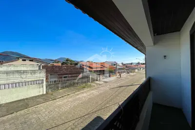 Apartamento - Amplo com 2 dormitórios (sendo 1 suite(s)) a 0,00 metros praia.