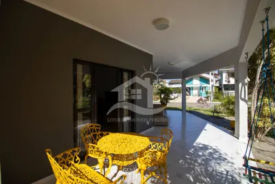 Casa - Assobradada com 5 dormitórios (sendo 2 suite(s)) a 400,00 metros praia.