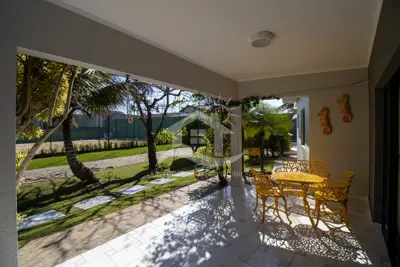 Casa - Assobradada com 5 dormitórios (sendo 2 suite(s)) a 400,00 metros praia.