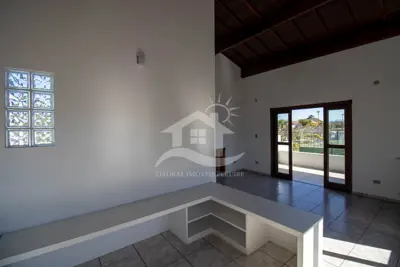 Casa - Assobradada com 5 dormitórios (sendo 2 suite(s)) a 400,00 metros praia.