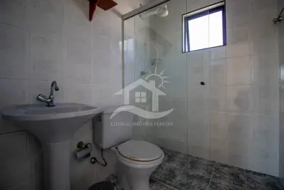 Casa - Assobradada com 5 dormitórios (sendo 2 suite(s)) a 400,00 metros praia.