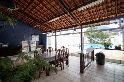 Casa - Térrea com piscina com 3 dormitórios (sendo 2 suite(s)) a 450,00 metros praia.