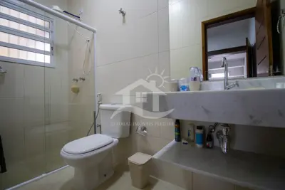 Casa - Térrea com piscina com 3 dormitórios (sendo 2 suite(s)) a 450,00 metros praia.