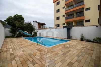 Casa - Térrea com piscina com 3 dormitórios (sendo 2 suite(s)) a 450,00 metros praia.