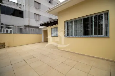 Casa - Térrea com piscina com 3 dormitórios (sendo 2 suite(s)) a 450,00 metros praia.