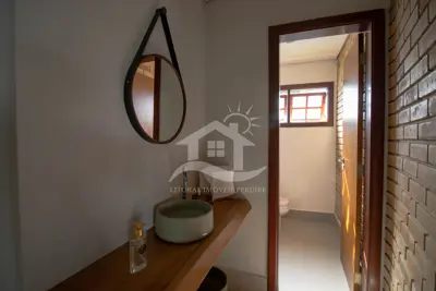 Casa - Térrea com 6 dormitórios (sendo 5 suite(s)) a 500,00 metros praia.