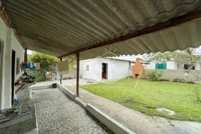 Casa - Térrea com 2 quartos  a 1500,00 metros praia.