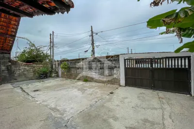 Casa - Térrea com 2 quartos  a 1500,00 metros praia.