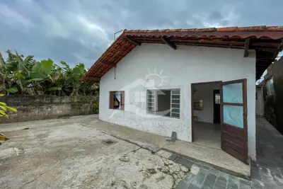 Casa - Térrea com 2 quartos  a 1500,00 metros praia.