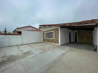 Casa - Térrea com 3 quartos (sendo 1 suite(s)) a 100,00 metros praia.