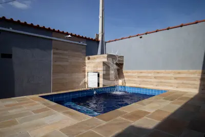 Casa - Térrea com piscina com 2 dormitórios (sendo 1 suite(s)) a 2700,00 metros praia.