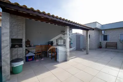 Casa - Térrea com 3 dormitórios (sendo 1 suite(s)) a 1500,00 metros praia.