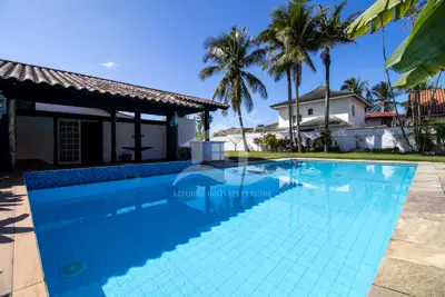 Casa - Térrea com piscina com 3 dormitórios (sendo 2 suite(s)) a 100,00 metros praia.