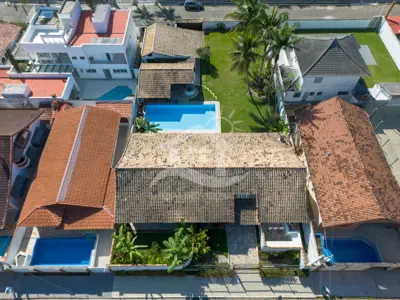 Casa - Térrea com piscina com 3 dormitórios (sendo 2 suite(s)) a 100,00 metros praia.