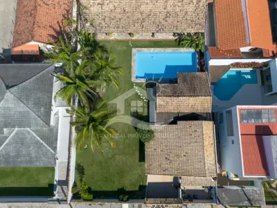 Casa - Térrea com piscina com 3 dormitórios (sendo 2 suite(s)) a 100,00 metros praia.