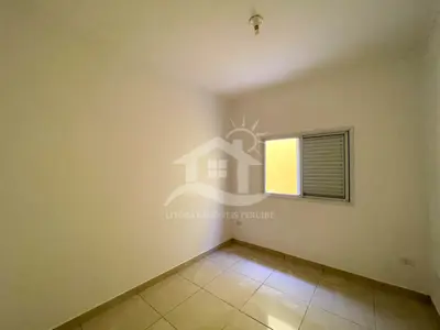 Casa - Térrea com 3 dormitórios (sendo 1 suite(s)) a 2500,00 metros praia.