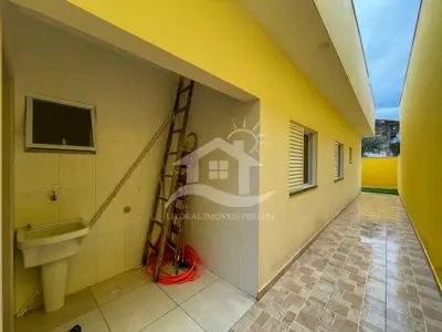 Casa - Térrea com 3 dormitórios (sendo 1 suite(s)) a 2500,00 metros praia.