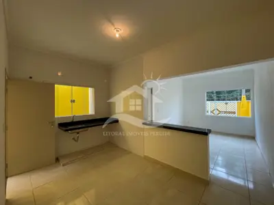 Casa - Térrea com 3 dormitórios (sendo 1 suite(s)) a 2500,00 metros praia.