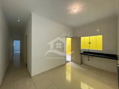 Casa - Térrea com 3 dormitórios (sendo 1 suite(s)) a 2500,00 metros praia.