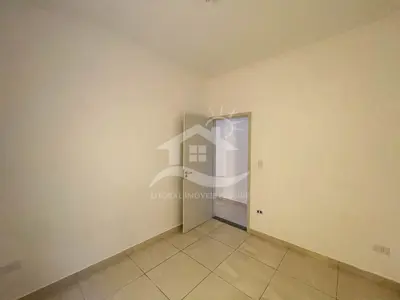 Casa - Térrea com 3 dormitórios (sendo 1 suite(s)) a 2500,00 metros praia.