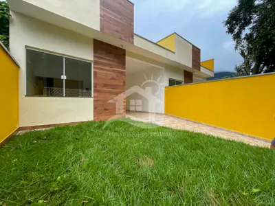 Casa - Térrea com 3 dormitórios (sendo 1 suite(s)) a 2500,00 metros praia.