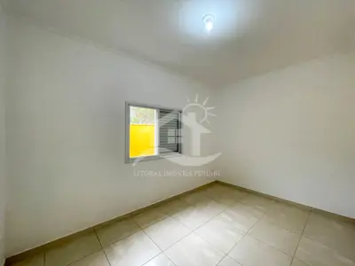 Casa - Térrea com 3 dormitórios (sendo 1 suite(s)) a 2500,00 metros praia.