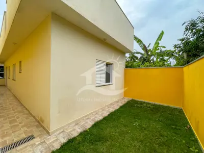 Casa - Térrea com 3 dormitórios (sendo 1 suite(s)) a 2500,00 metros praia.