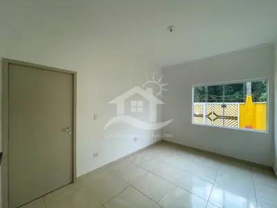 Casa - Térrea com 3 dormitórios (sendo 1 suite(s)) a 2500,00 metros praia.