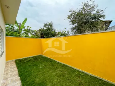 Casa - Térrea com 3 dormitórios (sendo 1 suite(s)) a 2500,00 metros praia.