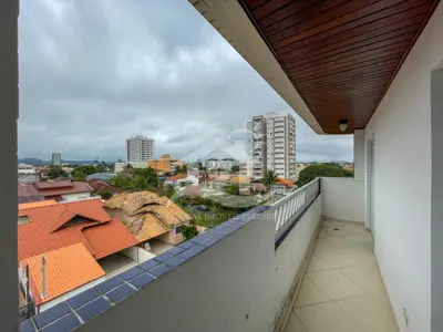 Apartamento - Amplo com 3 dormitórios (sendo 1 suite(s)) a 500,00 metros praia.