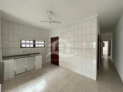 Casa - Térrea com 3 dormitórios (sendo 2 suite(s)) a 900,00 metros praia.