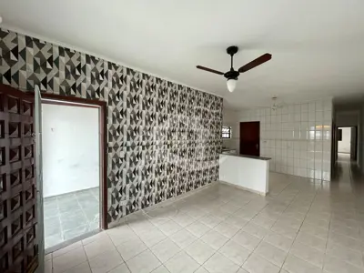 Casa - Térrea com 3 dormitórios (sendo 2 suite(s)) a 900,00 metros praia.