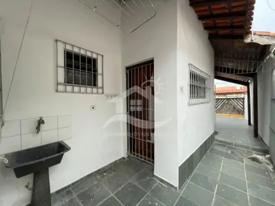 Casa - Térrea com 3 dormitórios (sendo 2 suite(s)) a 900,00 metros praia.