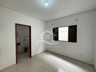 Casa - Térrea com 3 dormitórios (sendo 2 suite(s)) a 900,00 metros praia.