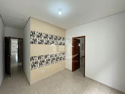 Casa - Térrea com 3 dormitórios (sendo 2 suite(s)) a 900,00 metros praia.