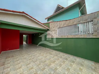 Casa - Térrea com Edícula com 3 dormitórios (sendo 2 suite(s)) a 500,00 metros praia.