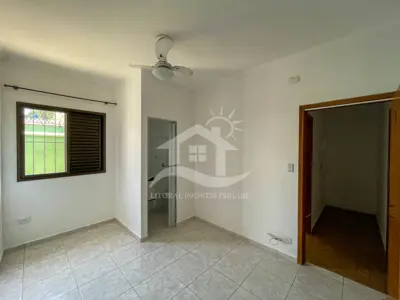 Casa - Térrea com Edícula com 3 dormitórios (sendo 2 suite(s)) a 500,00 metros praia.