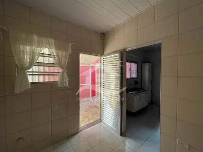 Casa - Térrea com Edícula com 3 dormitórios (sendo 2 suite(s)) a 500,00 metros praia.