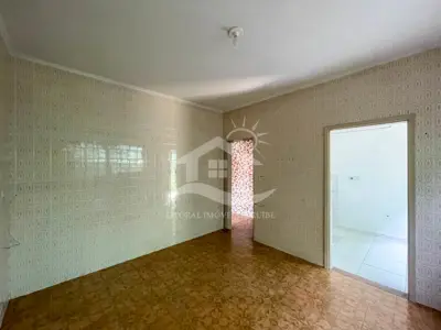 Casa - Térrea com Edícula com 3 dormitórios (sendo 2 suite(s)) a 500,00 metros praia.