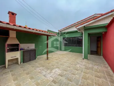 Casa - Térrea com Edícula com 3 dormitórios (sendo 2 suite(s)) a 500,00 metros praia.