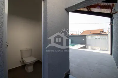 Casa - Térrea com Edícula com 3 dormitórios (sendo 1 suite(s)) a 600,00 metros praia.