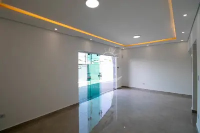 Casa - Térrea com Edícula com 3 dormitórios (sendo 1 suite(s)) a 600,00 metros praia.